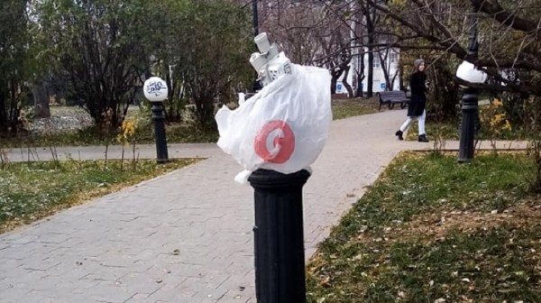 Разбитые фонари за Оперным починили пакетами из «Пятерочки». Фото