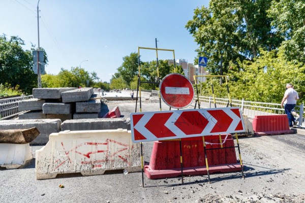 Строители продлили закрытие движения транспорта по мосту на улице Реактивной