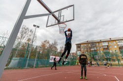 Власти Екатеринбурга открыли спортивные площадки на ВИЗе и Уралмаше