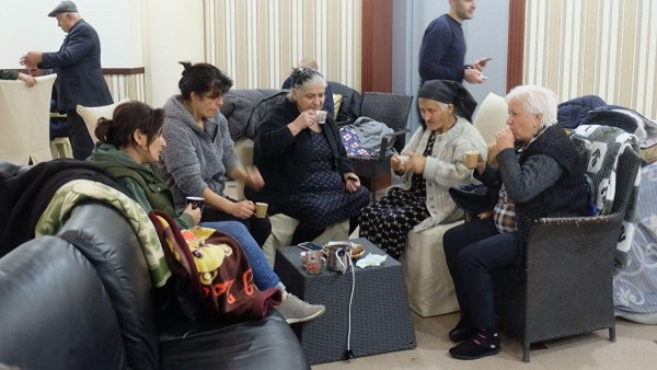 Война в Карабахе: репортаж Znak.com о тех, кто живет под бомбежками в Степанакерте Война в Карабахе: репортаж Znak.com о тех, кто живет под бомбежками в Степанакерте