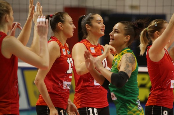 Волейбол: «Уралочка» одержала третью победу в чемпионате России Волейбол: «Уралочка» одержала третью победу в чемпионате России