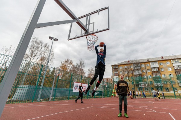 Власти Екатеринбурга открыли спортивные площадки на ВИЗе и Уралмаше