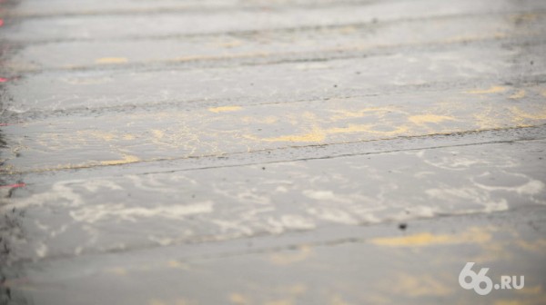 Непобедимая грязь вернулась в Екатеринбург. Фоторепортаж с городских улиц