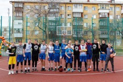 Власти Екатеринбурга открыли спортивные площадки на ВИЗе и Уралмаше