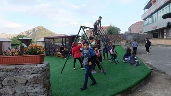 Беженцы из Нагорного Карабаха скрываются в приграничном Горисе