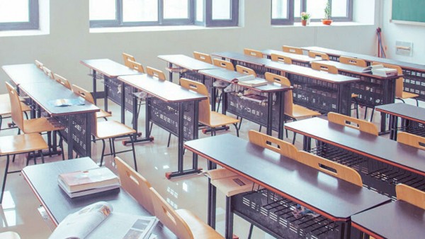 По WhatsApp-чатам рассылают сообщения о закрытии всех школ Екатеринбурга на карантин. Это фейк?