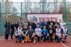 Власти Екатеринбурга открыли спортивные площадки на ВИЗе и Уралмаше