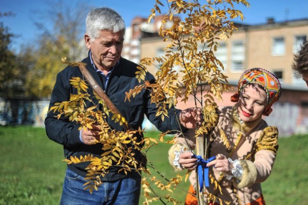 Жители Екатеринбурга высадили рябины в честь Евгения Родыгина
