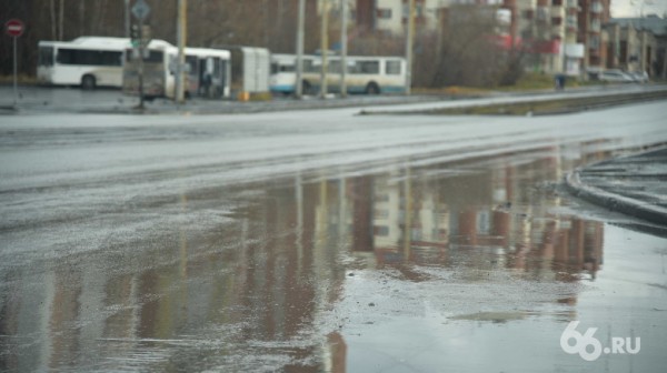 Непобедимая грязь вернулась в Екатеринбург. Фоторепортаж с городских улиц