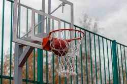 Власти Екатеринбурга открыли спортивные площадки на ВИЗе и Уралмаше