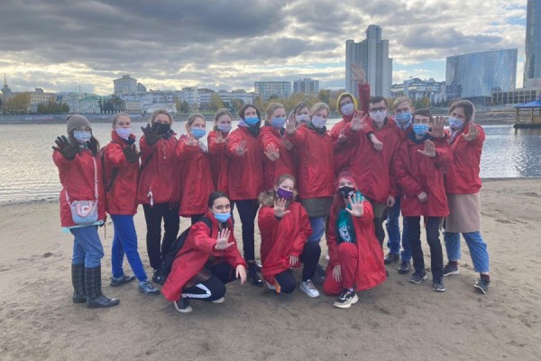 Поможем Исети: волонтёры очистили от мусора обмелевшие участки реки