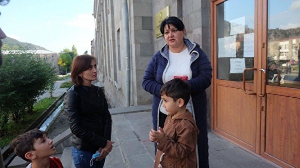 Беженцы из Нагорного Карабаха скрываются в приграничном Горисе