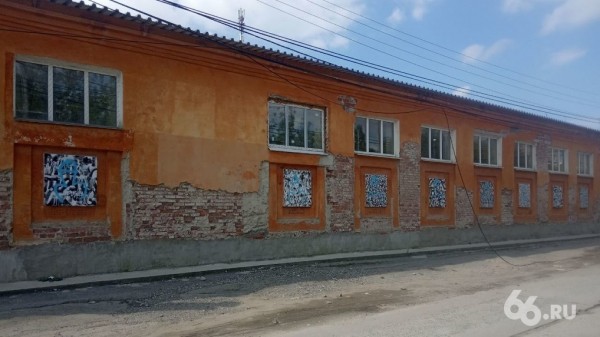 Манифест Покраса Лампаса на Уралмаше замуровали во время ремонта