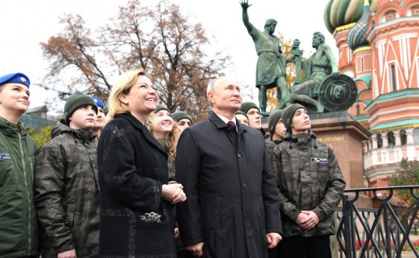 Владимир Путин возложил цветы к памятнику Кузьме Минину и Дмитрию Пожарскому Владимир Путин возложил цветы к памятнику Кузьме Минину и Дмитрию Пожарскому