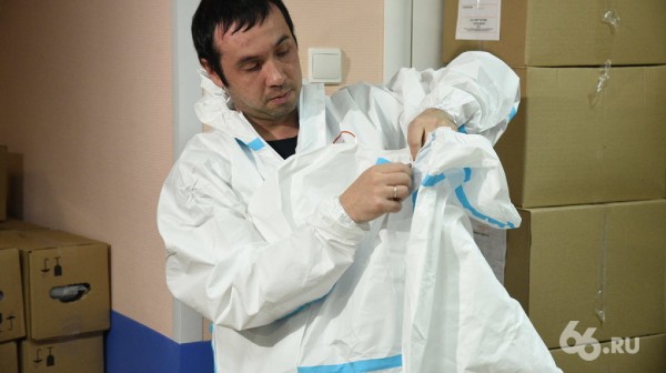 &laquo;Мобилизовались за пару месяцев&raquo;. Кто помогает уральским врачам бороться с пандемией