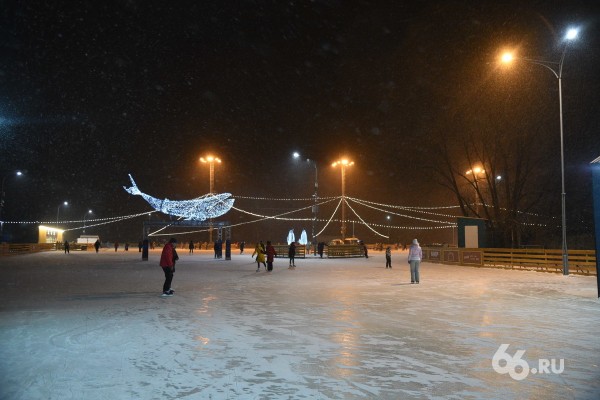 В парке Маяковского открылся самый большой каток Екатеринбурга. Фоторепортаж