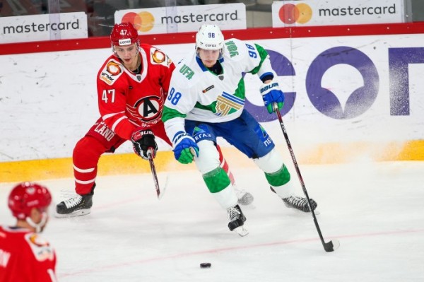 Хоккей: «Автомобилист» в овертайме уступил «Салавату Юлаеву»