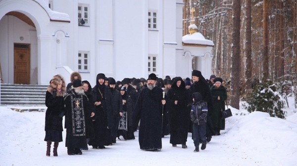 Вооруженные приставы приехали в монастырь Сергия, чтобы вернуть землю и здания епархии Вооруженные приставы приехали в монастырь Сергия, чтобы вернуть землю и здания епархии