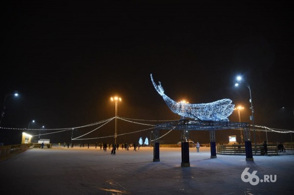 В парке Маяковского открылся самый большой каток Екатеринбурга. Фоторепортаж