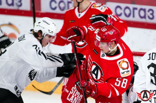 Хоккей: «Автомобилист» уступил челябинскому «Трактору»