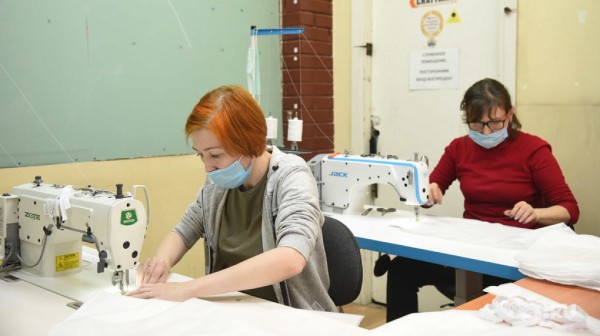 &laquo;Мобилизовались за пару месяцев&raquo;. Кто помогает уральским врачам бороться с пандемией