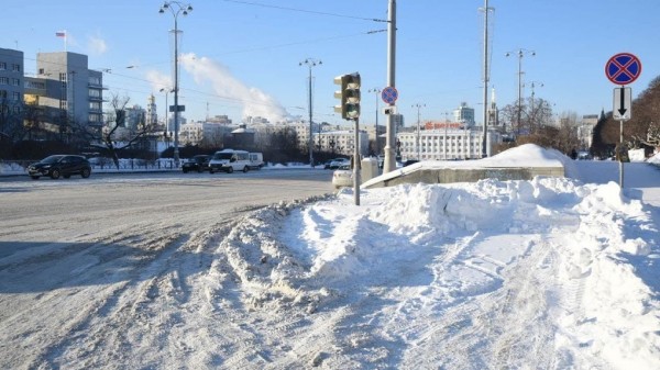 В администрации Екатеринбурга назвали пять причин плохой уборки города от снега