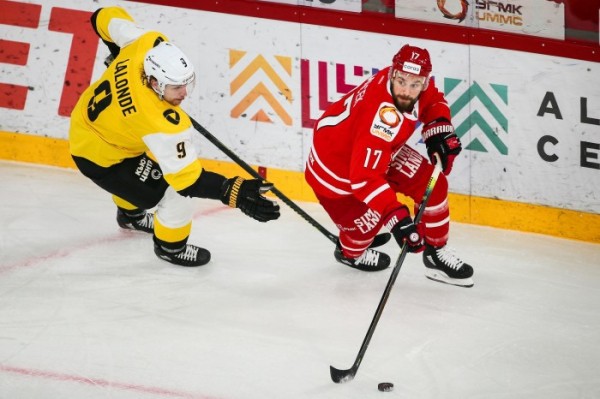 Хоккей: &laquo;Автомобилист&raquo; проиграл &laquo;Северстали&raquo;