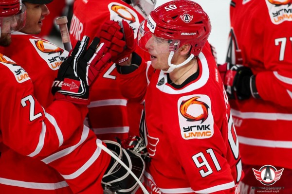 Хоккей: &laquo;Автомобилист&raquo; начал домашнюю серию с разгрома &laquo;Авангарда&raquo;