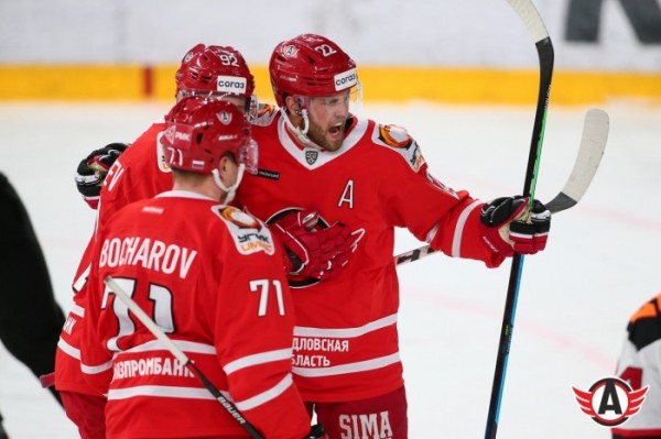 Питер Холланд и Корбиниан Хольцер - лучшие игроки недели в КХЛ! Питер Холланд и Корбиниан Хольцер - лучшие игроки недели в КХЛ!