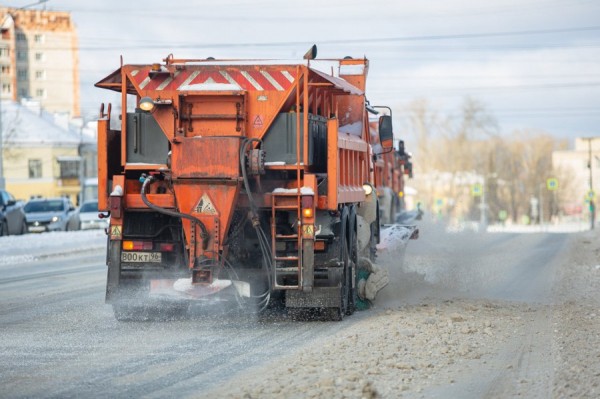 Коммунальщики направили технику на прочистку проездов к соцобъектам