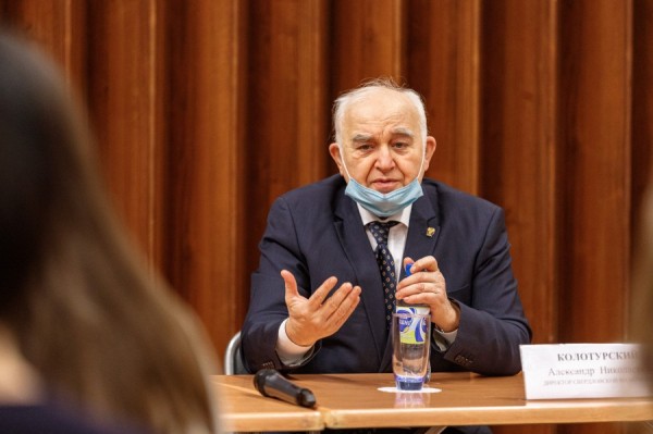 Директор филармонии Александр Колотурский призвал горожан поставить прививку от COVID-19