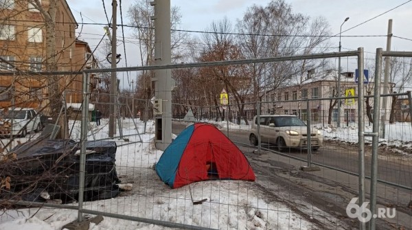Борцы с электромагнитным полем взяли в осаду вышку сотовой связи на Уралмаше. Фото Борцы с электромагнитным полем взяли в осаду вышку сотовой связи на Уралмаше. Фото