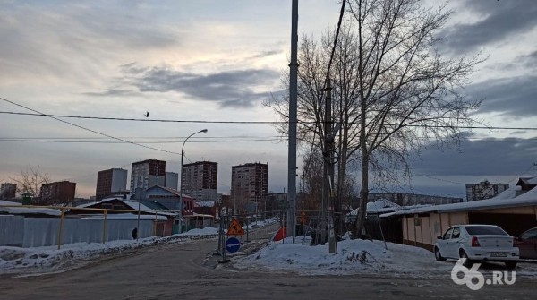 Борцы с электромагнитным полем взяли в осаду вышку сотовой связи на Уралмаше. Фото Борцы с электромагнитным полем взяли в осаду вышку сотовой связи на Уралмаше. Фото