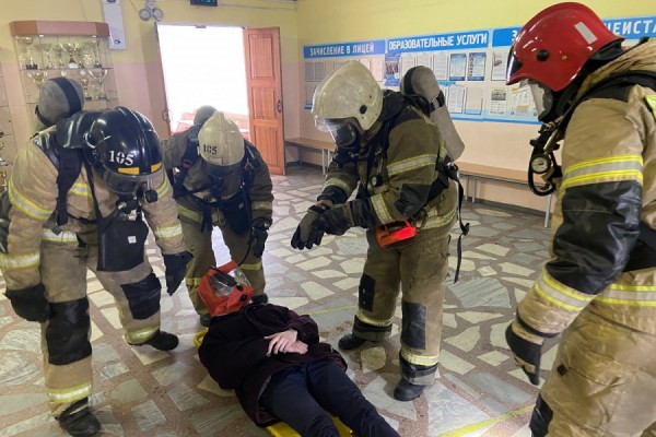 «Учитель был отрезан от выхода открытым огнём»: школьники отработали действия при пожаре «Учитель был отрезан от выхода открытым огнём»: школьники отработали действия при пожаре