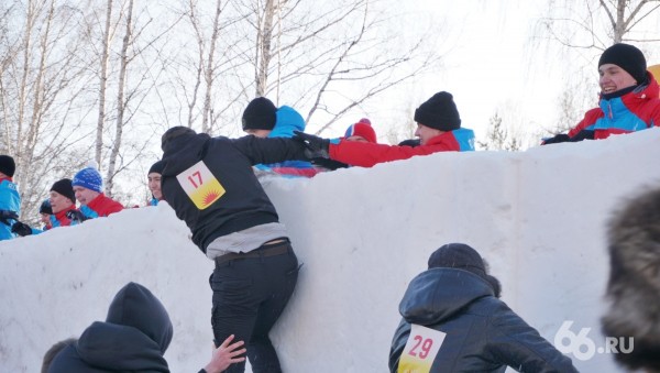 В ЦПКиО штурмом взяли снежную крепость. Фоторепортаж