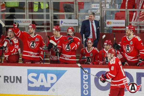 Хоккей: «Автомобилист» упустил победу над «Авангардом» в 4-м матче серии плей-офф Хоккей: «Автомобилист» упустил победу над «Авангардом» в 4-м матче серии плей-офф