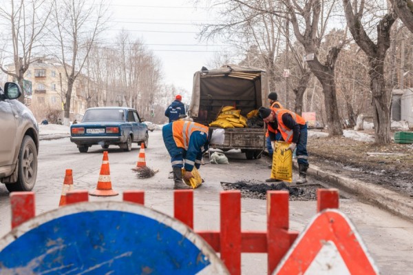 Благоустроители приступили к сезонному ремонту дорог Екатеринбурга