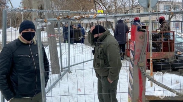 Борцы с электромагнитным полем взяли в осаду вышку сотовой связи на Уралмаше. Фото Борцы с электромагнитным полем взяли в осаду вышку сотовой связи на Уралмаше. Фото