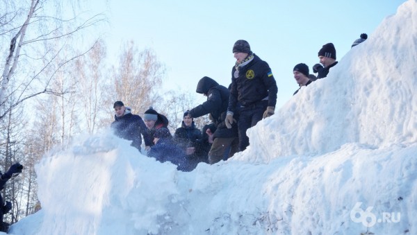 В ЦПКиО штурмом взяли снежную крепость. Фоторепортаж
