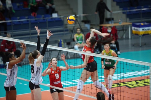 Волейбол: «Уралочка» уступила «Енисею» в заключительной игре предварительного раунда ЧР