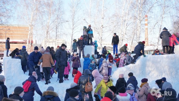 В ЦПКиО штурмом взяли снежную крепость. Фоторепортаж