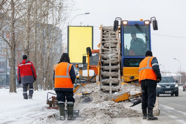 Коммунальщики за сутки отправили на полигоны более 10 тысяч тонн снег