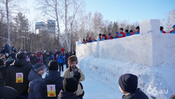 В ЦПКиО штурмом взяли снежную крепость. Фоторепортаж