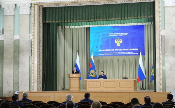 Владимир Путин поручил Генпрокуратуре усилить работу по защите уязвимых категорий граждан Владимир Путин поручил Генпрокуратуре усилить работу по защите уязвимых категорий граждан