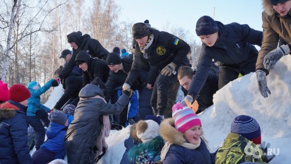 В ЦПКиО штурмом взяли снежную крепость. Фоторепортаж