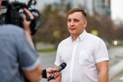 Подготовка к празднику: дорожники отмывают центр Екатеринбурга новым шампунем