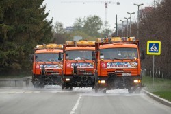 Подготовка к празднику: дорожники отмывают центр Екатеринбурга новым шампунем