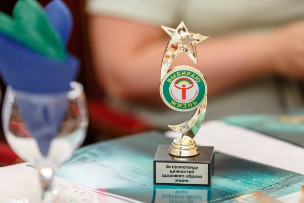 Городские власти вручили награды тем, кто защищает людей от наркотиков