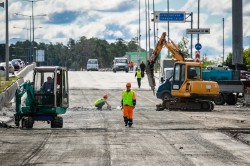 Парковка, тротуары и проезжая часть: дорожники ведут комплексный ремонт на улице Попова