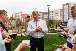 Глава Екатеринбурга оценил ход строительства социальных объектов в Солнечном Глава Екатеринбурга оценил ход строительства социальных объектов в Солнечном